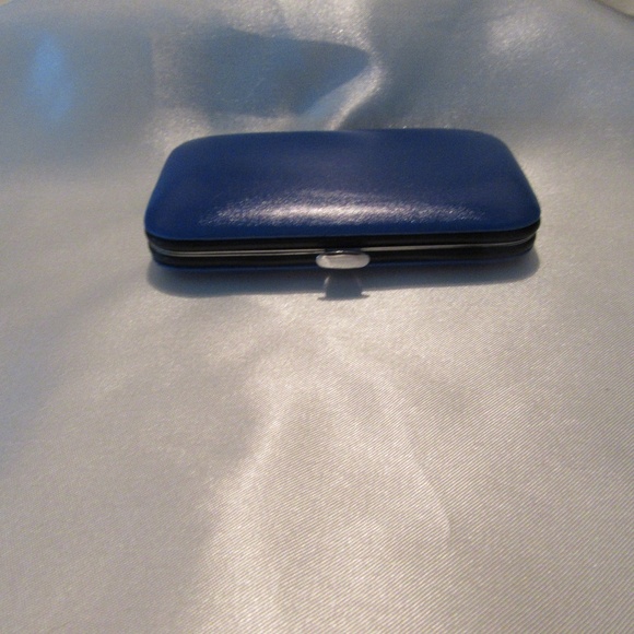 New Manicure set in hard case- Pick one - Picture 3 of 7